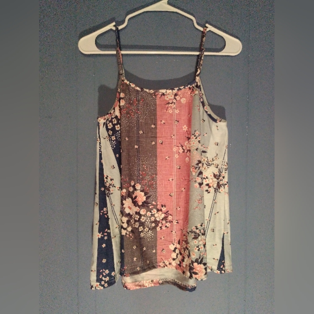 Very cute women's tank top size medium